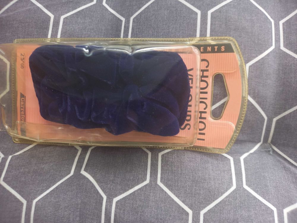 Chouchou velours, neuve, violet. Bo&icirc;te d'emballage ab&icirc;m&eacute; mais jamais ouvert Vêtements
