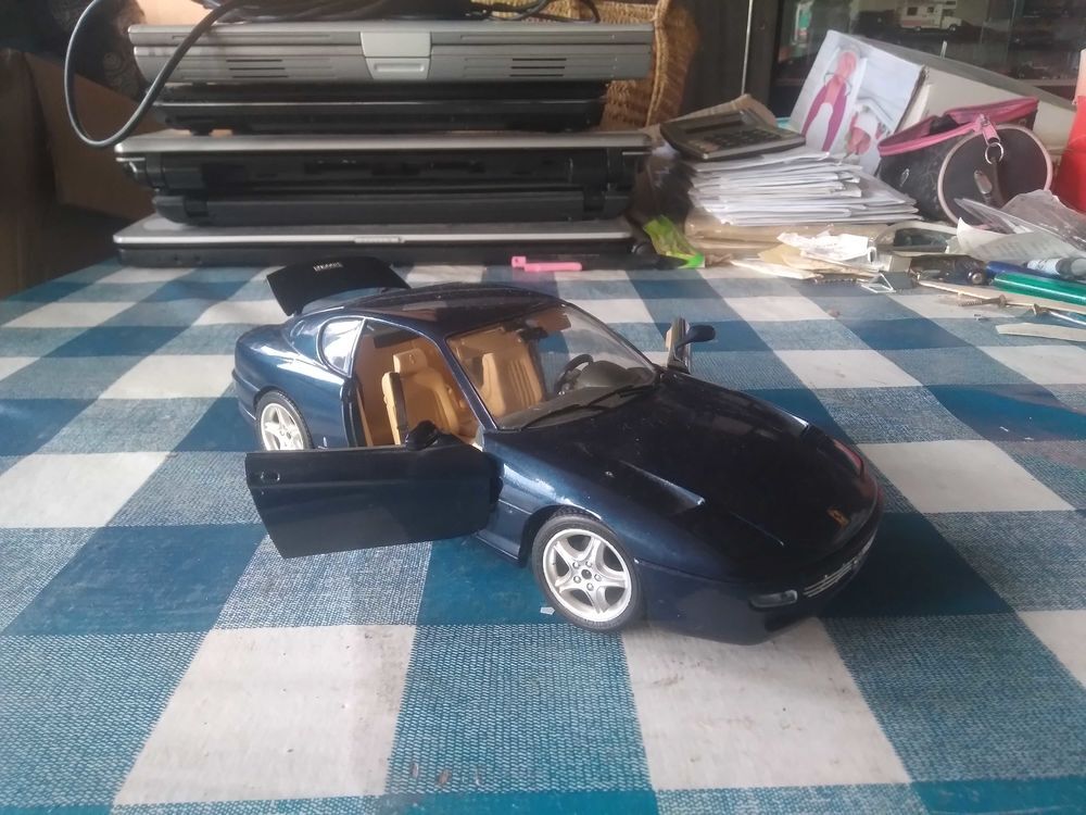voiture miniature de collection Ferrari 456 GT bleue nuit (1992), &eacute;chelle 1/18 