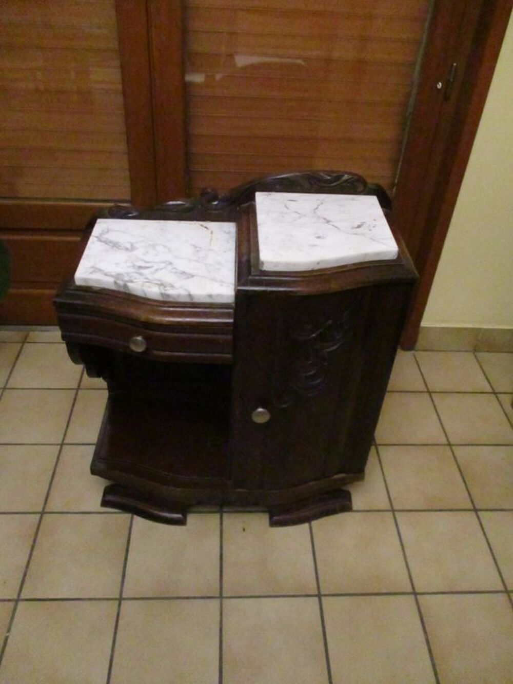 Table de chevet avec dessus en marbre et bois massif vintage Meubles