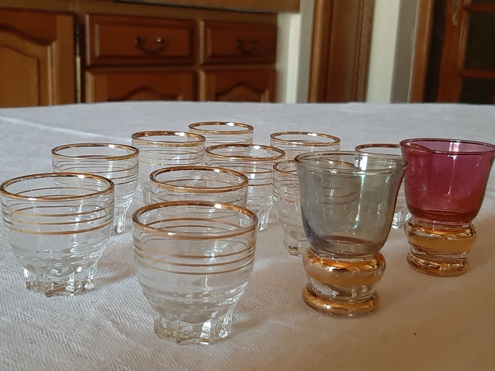 12 anciens adorables petits verres liqueur Cuisine