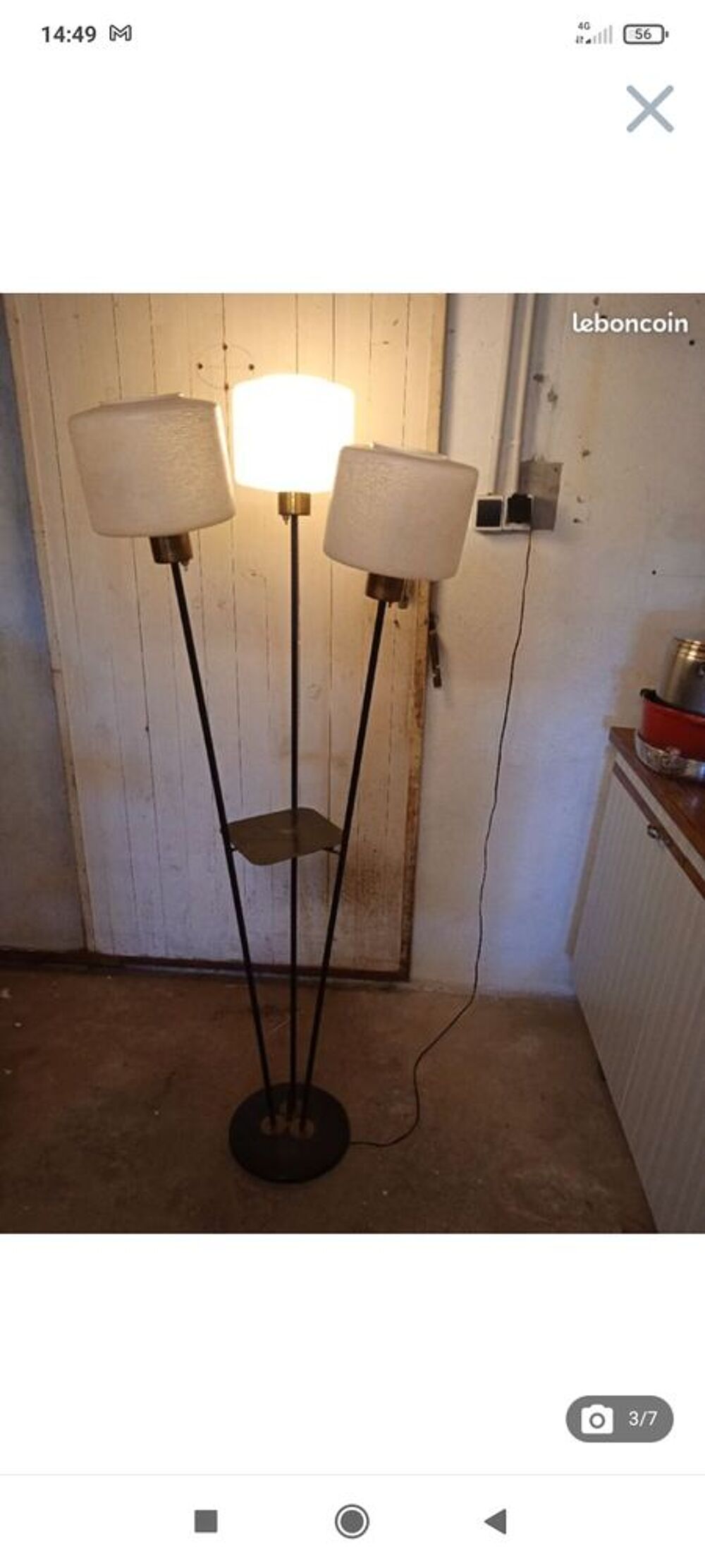 Lampadaire vintage 3 branches avec globe en verre blanc. Décoration