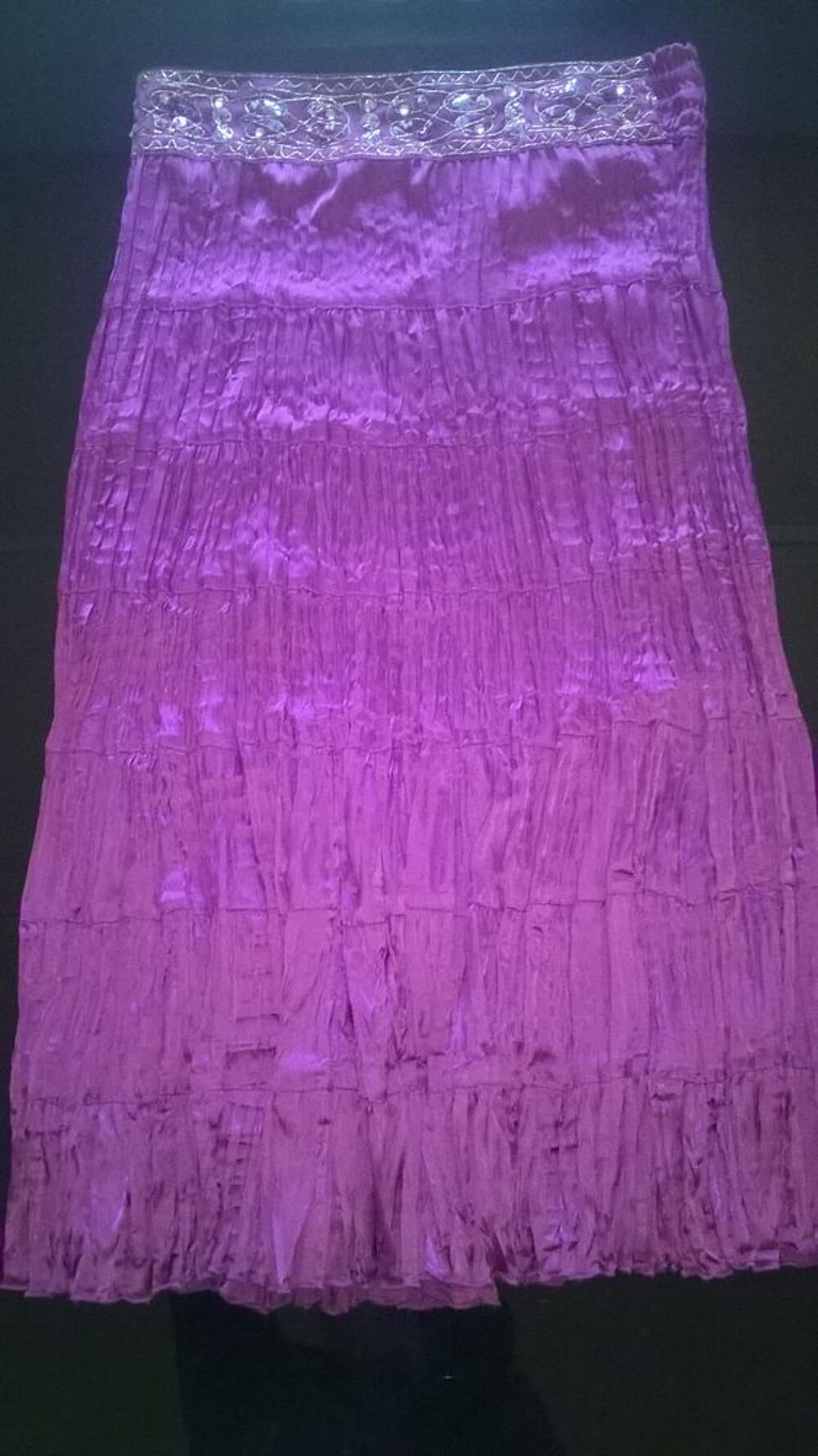 JUPE Longue SATIN Fushia 
Froissee. Perles
Vêtements