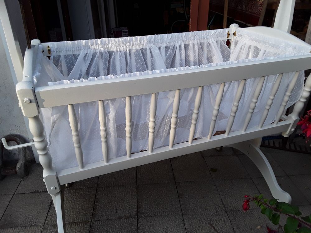 Berceau en bois avec syst&egrave;me de bascule Mobilier enfants