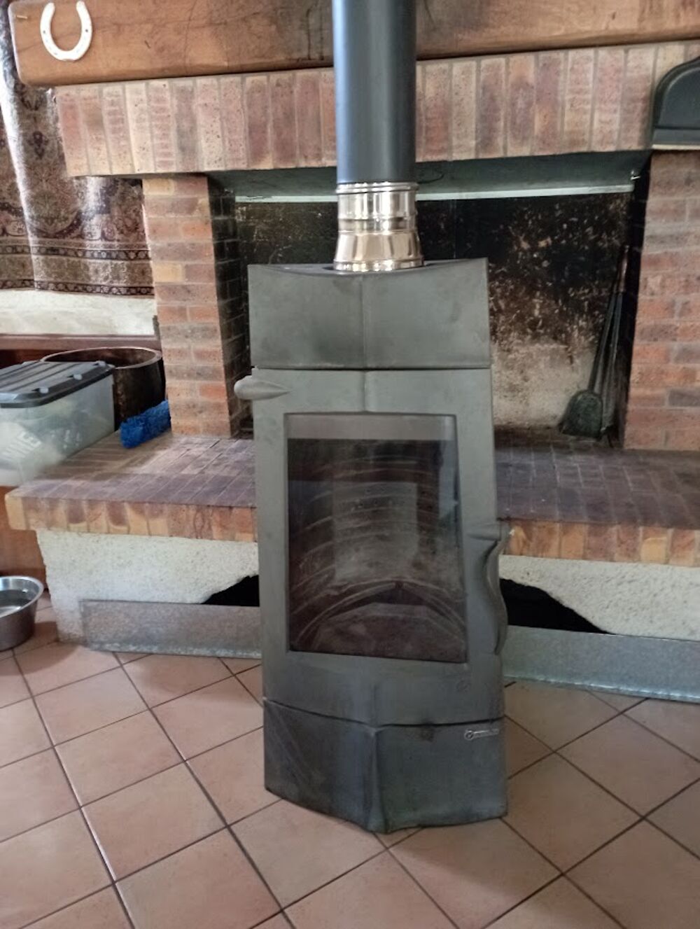 fourneau &agrave; bois marque invita 14 kV avec tuyau 
650 e Meubles