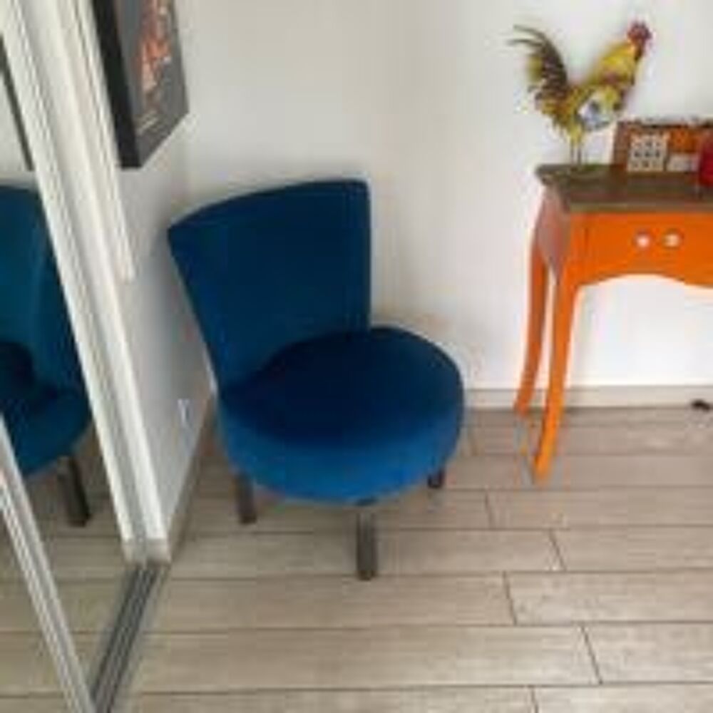 2 Magnifiques Fauteuils pivotants bleu canard velours et fer forg&eacute; Meubles