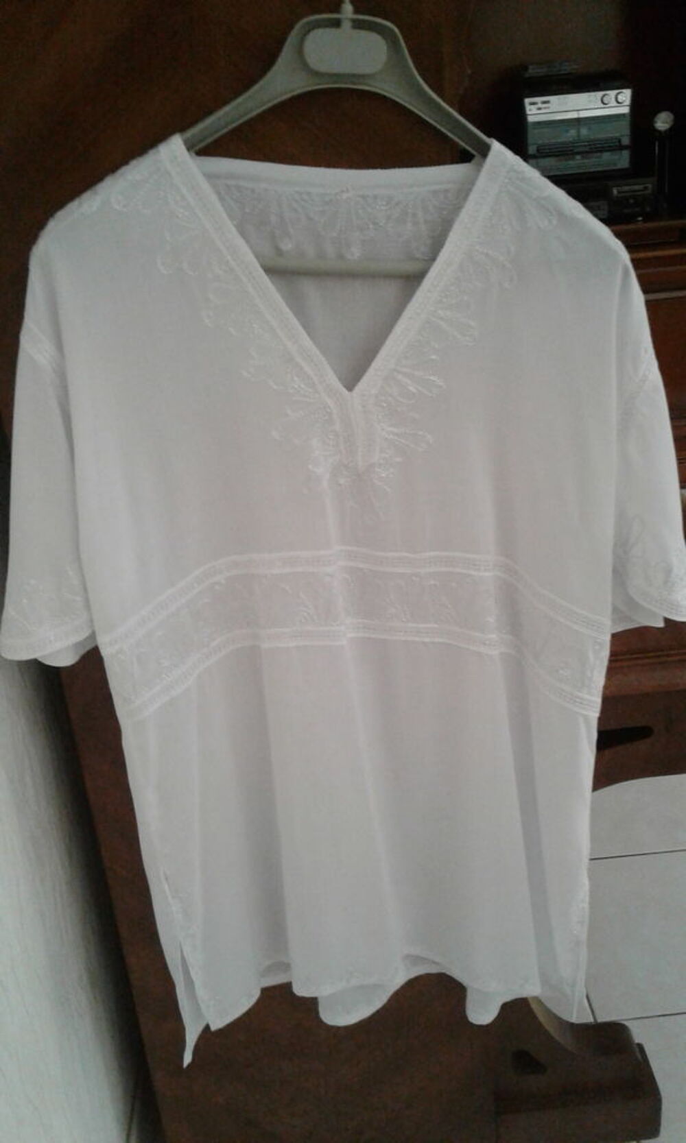 Top Blanc NEUF T:46 brod&eacute; Vêtements