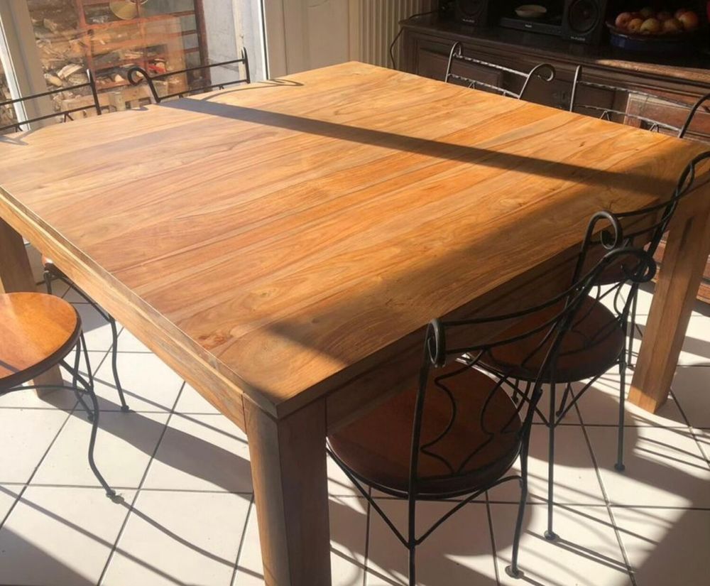 Table carr&eacute;e maison du monde. Meubles