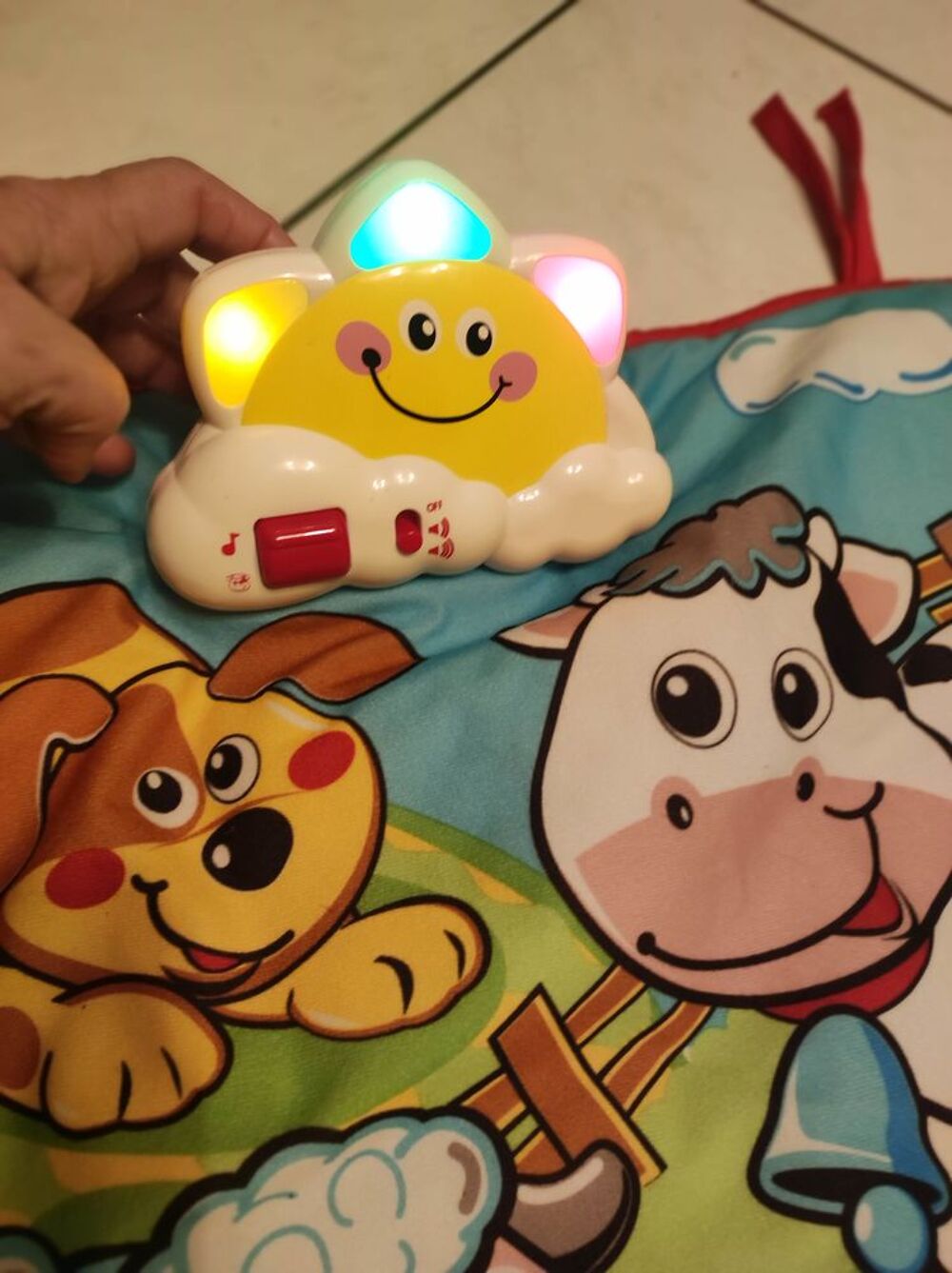 Tapis d &eacute;veil avec musique &amp; jeux 2 mod&egrave;les diff&eacute;rents Puériculture