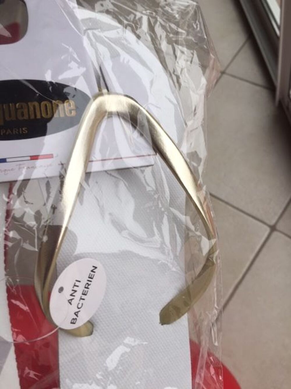 Tongs dor&eacute;es anti-bact&eacute;riennes de marque fran&ccedil;aise Chaussures