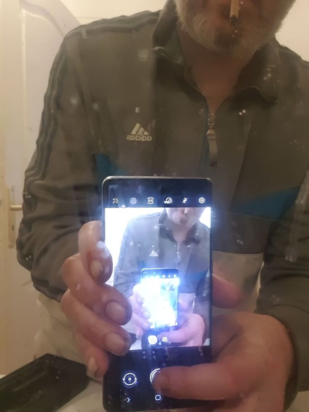 Samsung s10 + 450euro avec oreillettes agk en fibre Téléphones et tablettes