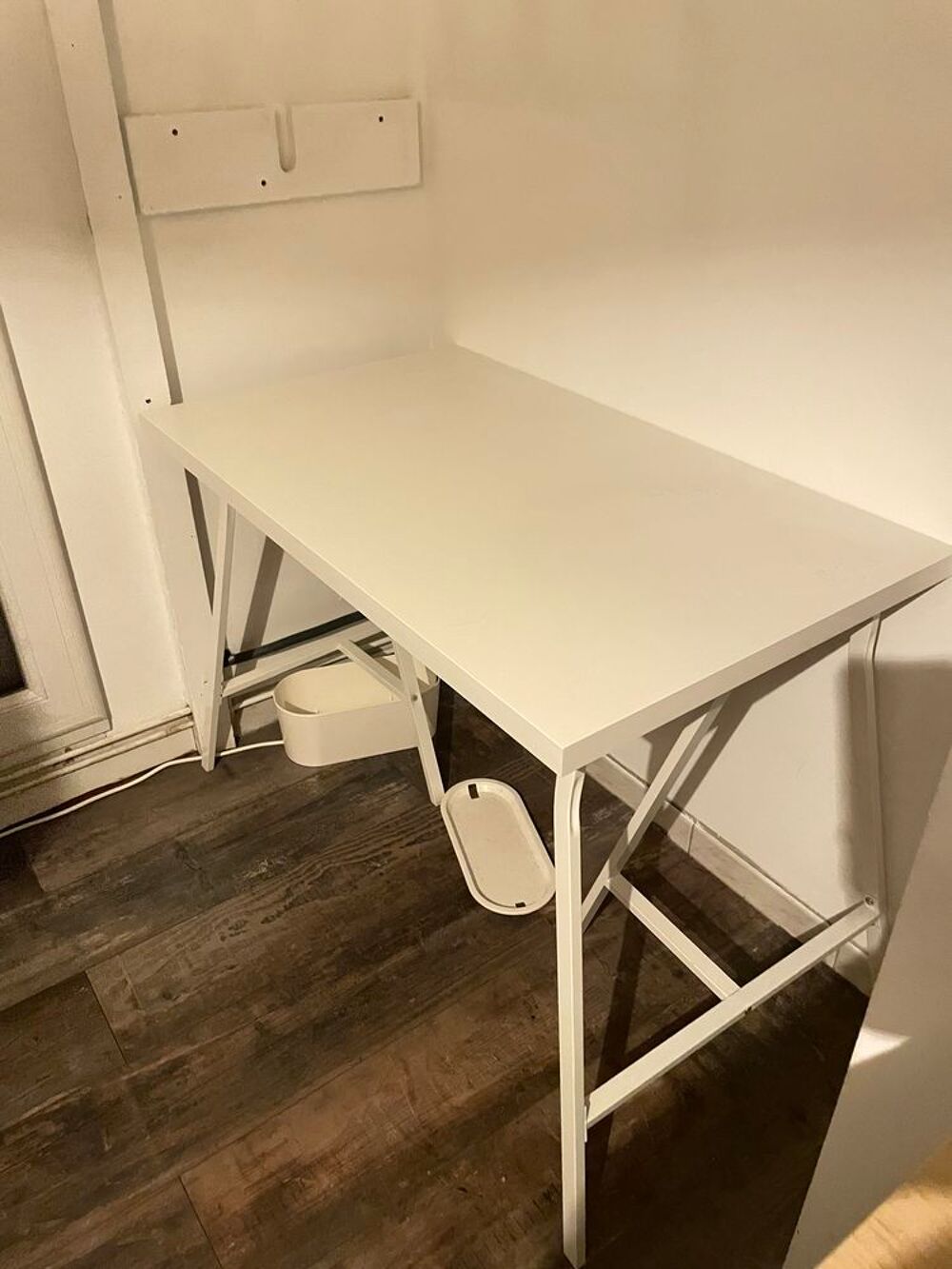 Bureau ikea + tr&eacute;pied Meubles