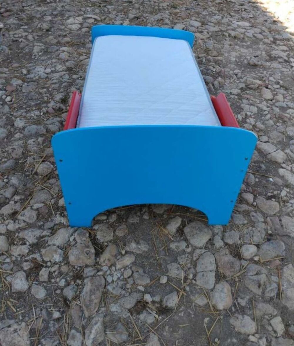 un lit d'enfant de Pat patrouille une latte un petit peu cass&eacute; &ccedil;a peut se changer ou se r&eacute;parer Mobilier enfants