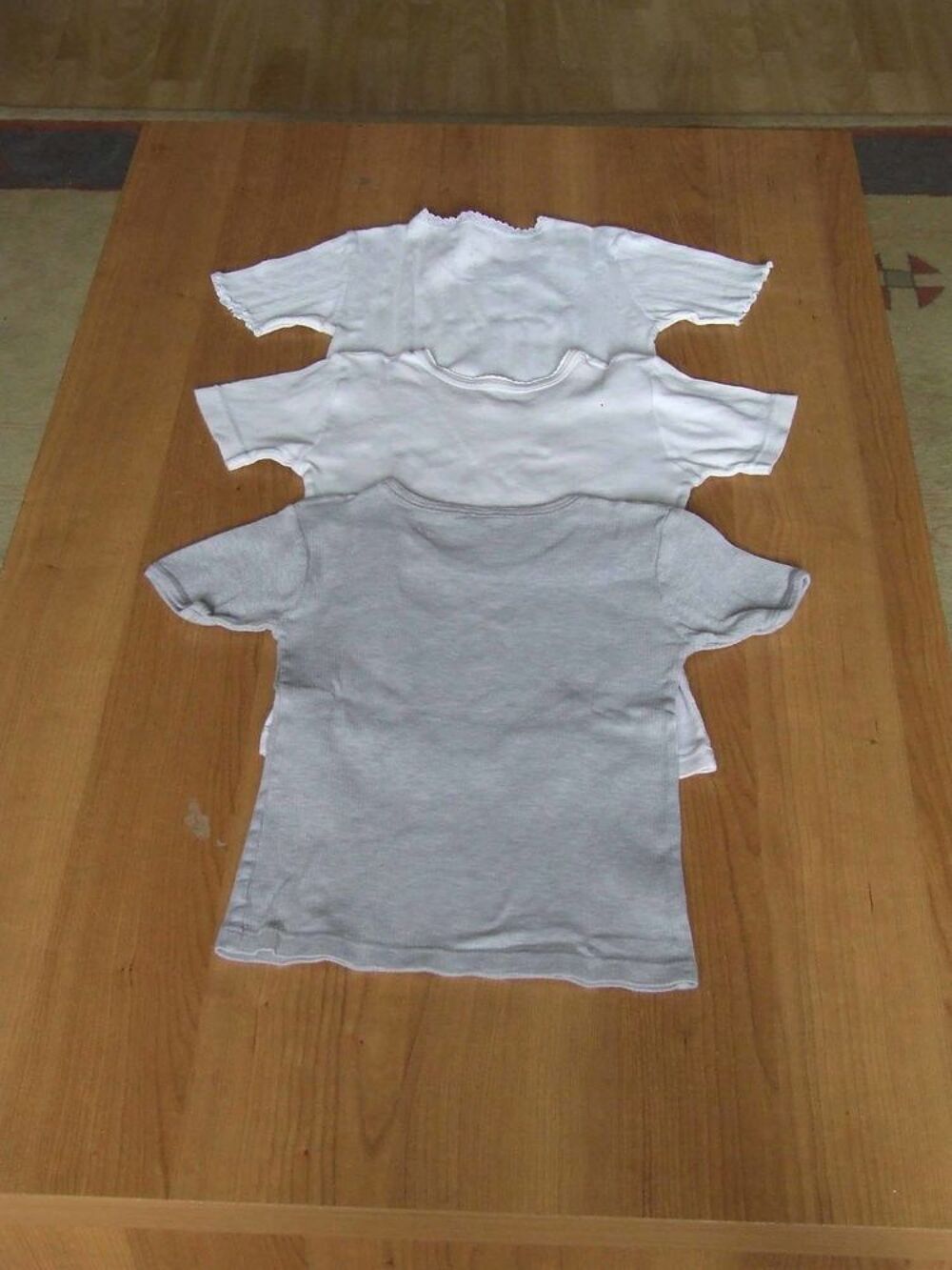 Lot 23, 3 tee-shirts manches courtes, 2 blancs 1 gris Vêtements enfants