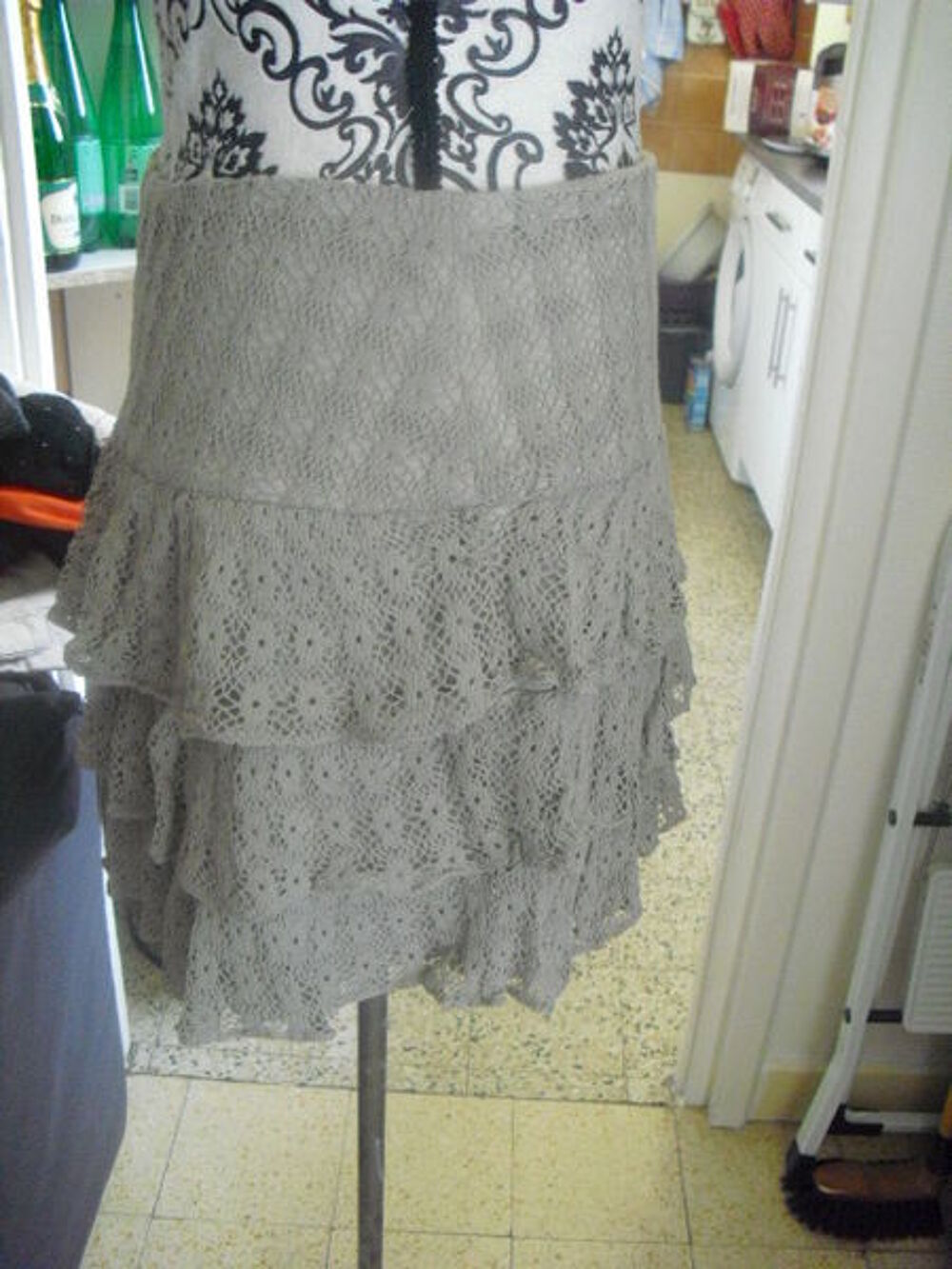 JUPE A VOLANTS TOUT DENTELLES CAMAIEU taupe taille 36/38 Vêtements