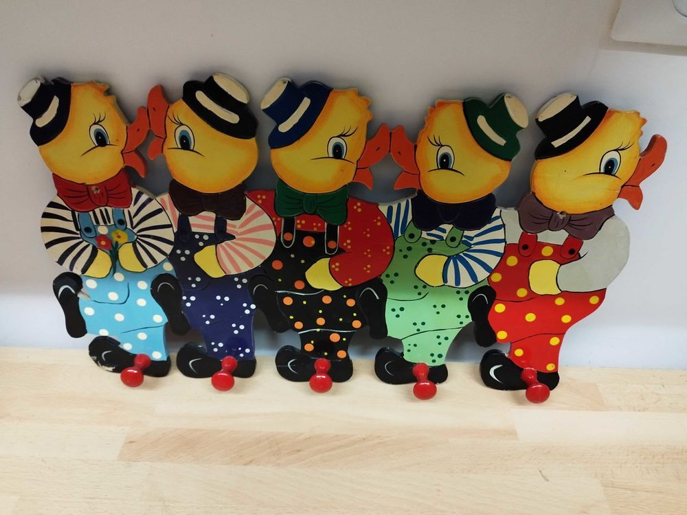 Porte manteau vintage Petits Canards 
Dimension 45 cm x 25,5 cm 
2 fixation
5 crochets Mobilier enfants