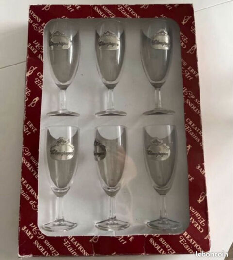 Fl�tes champagne avec �tiquette en �tain 
Vintage 20 Nanterre (92)