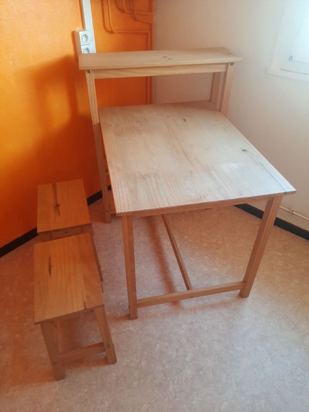 table de cuisine et c'est deux bancs. Meubles