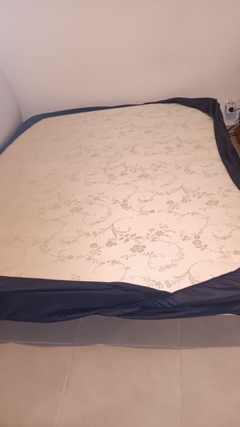 Matelas 160X200 Ivoire sur pieds 30 Fr�jus (83)