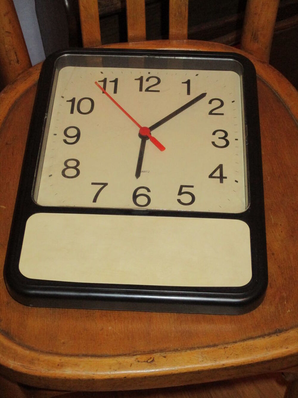 Horloge rectangulaire en &eacute;tat de fonctionnement Décoration