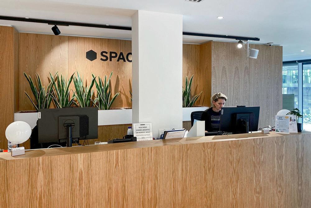   De magnifiques bureaux sur mesure pour 3personnes  Spaces Shake Building Lille