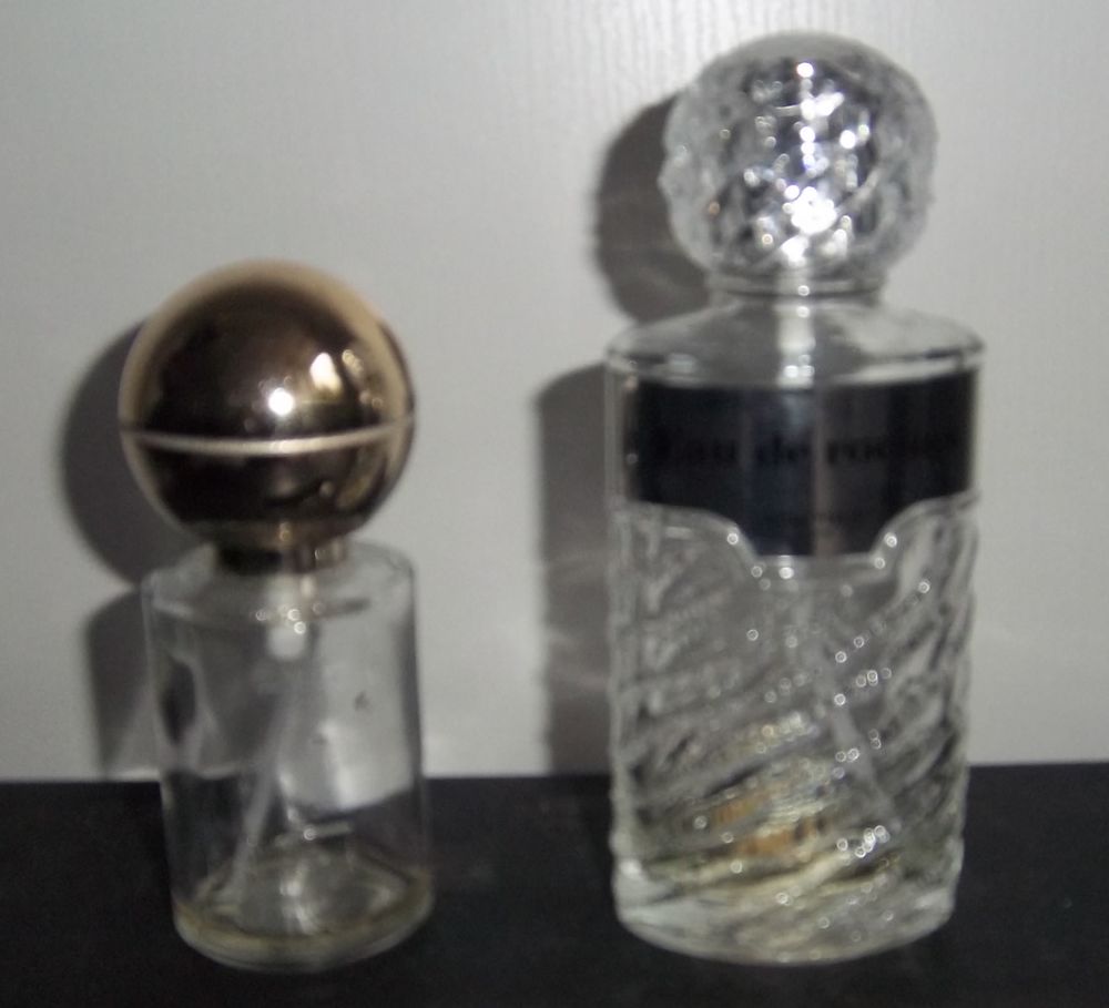 Flacons parfum eau de Rochas et Courr&egrave;ges vides 