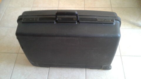 Valise DELSEY en tr�s bon �tat avec 2 roulettes et 2 poign�e 18 Montaren-et-Saint-M�diers (30)