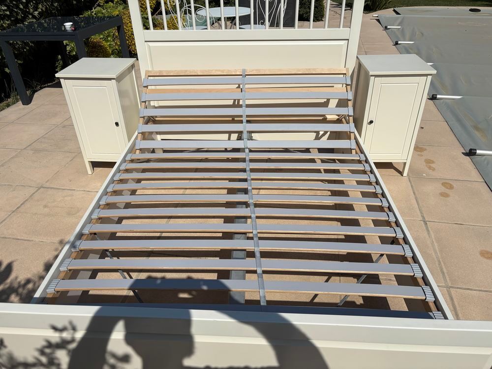 Lit blanc bois avec tables de chevet et matelas Meubles