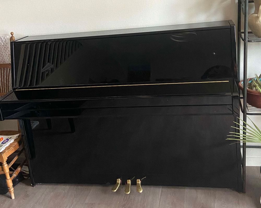 Piano droit laqu&eacute; noir Yamaha Instruments de musique