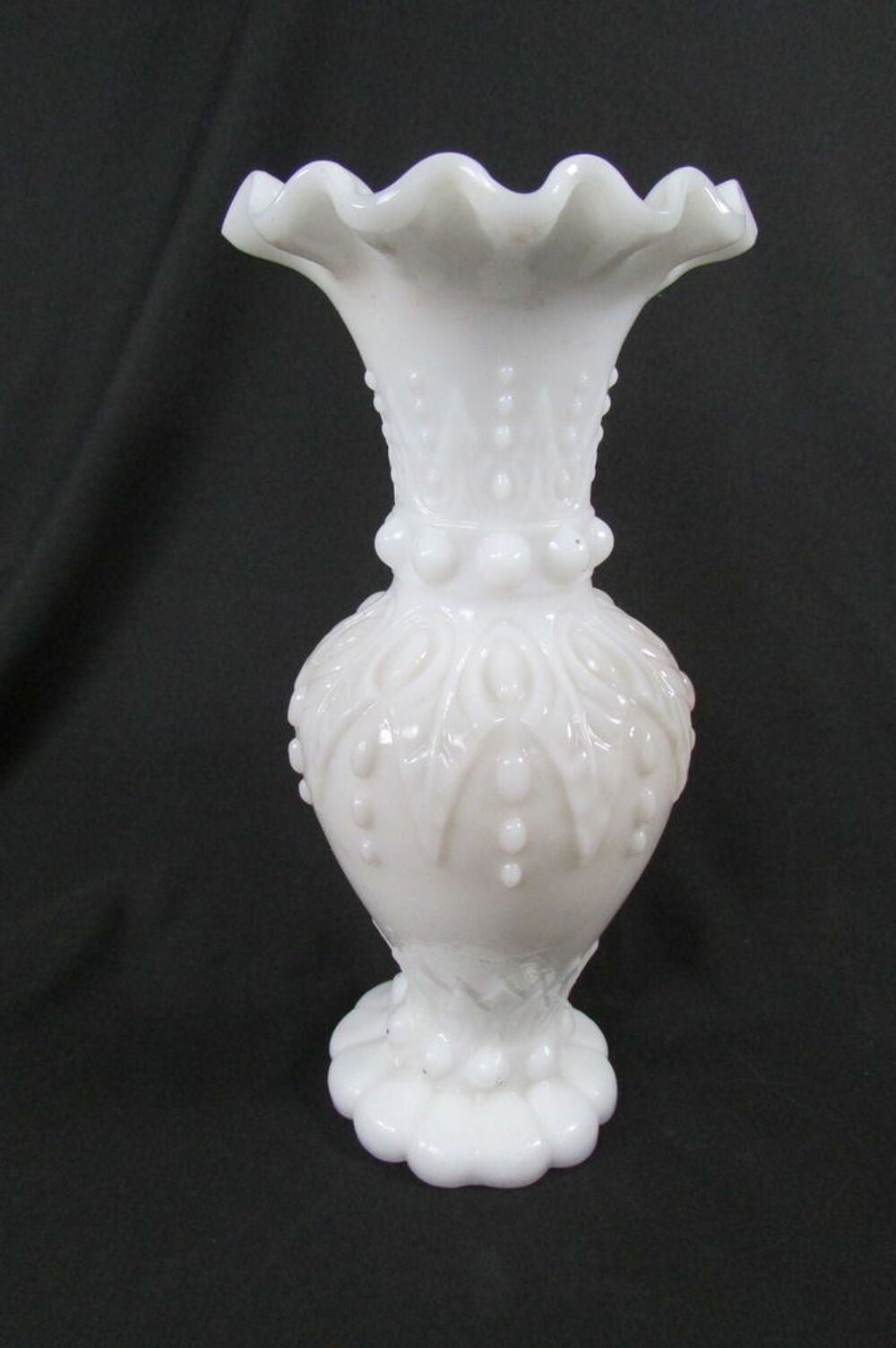 Vase de foire , opaline blanche Dcoration