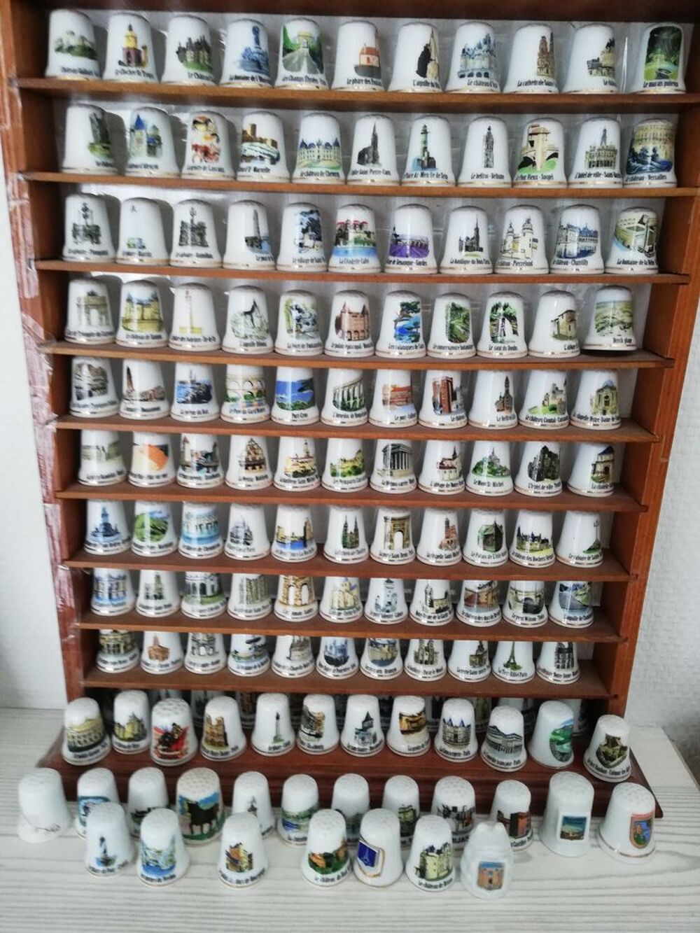 Lot de 130 d&egrave;s. Décoration