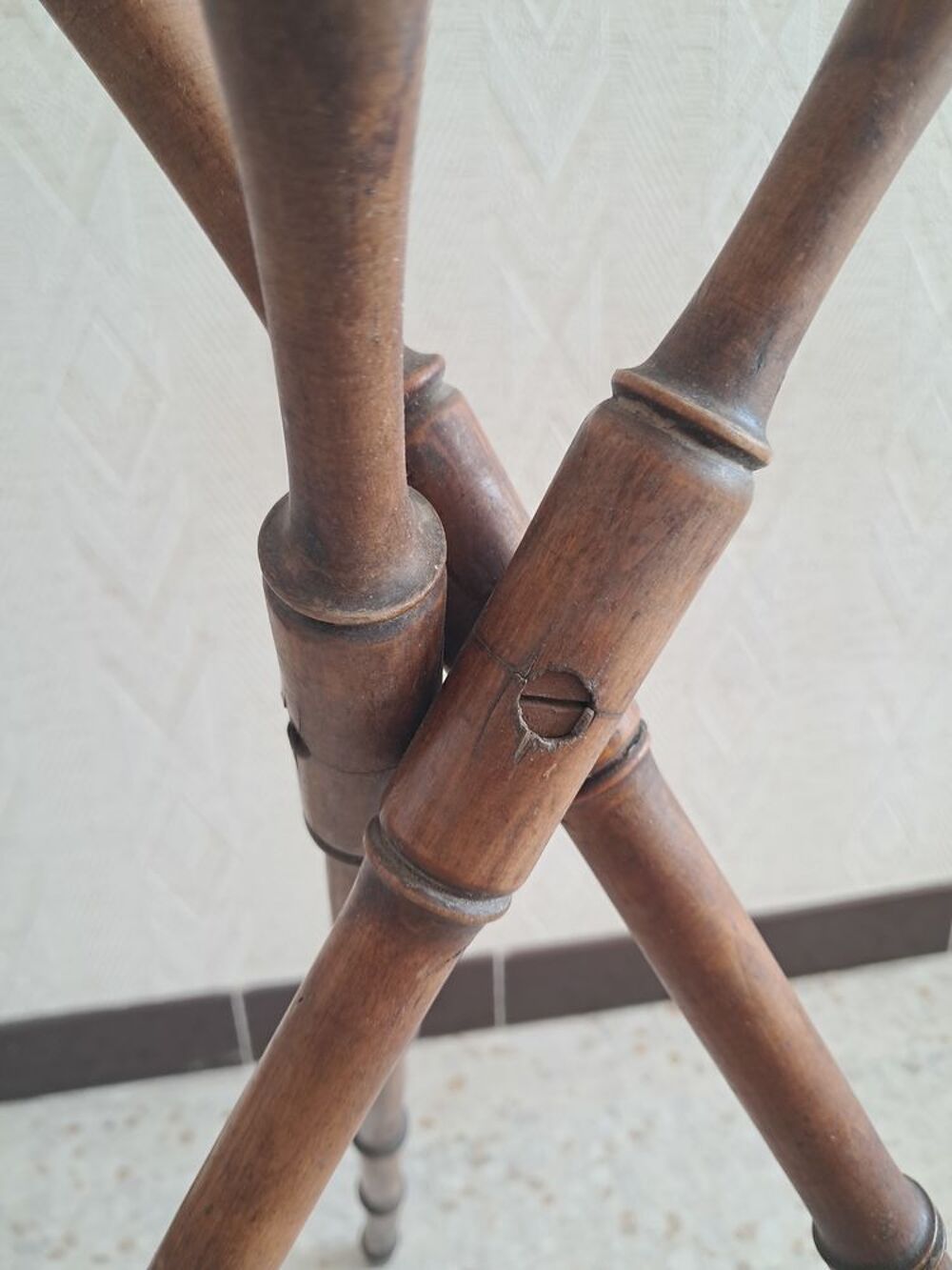 ancien trepied vintage en bois tourn&eacute; 
Décoration
