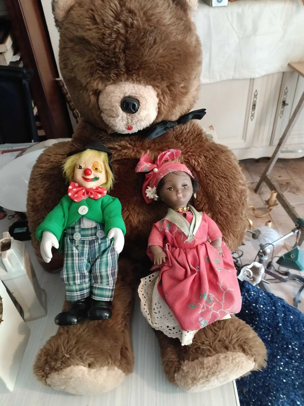 Ours brun en peluche et poup&eacute;e de vitrine 