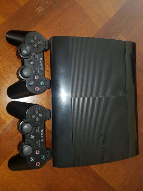 Sony PlayStation PLAYSTATION 3 SLIM. 2MANETTES+ 2CÂBLES + 20 JEUX + 1  MONTRES OFFERTE - Prix pas cher