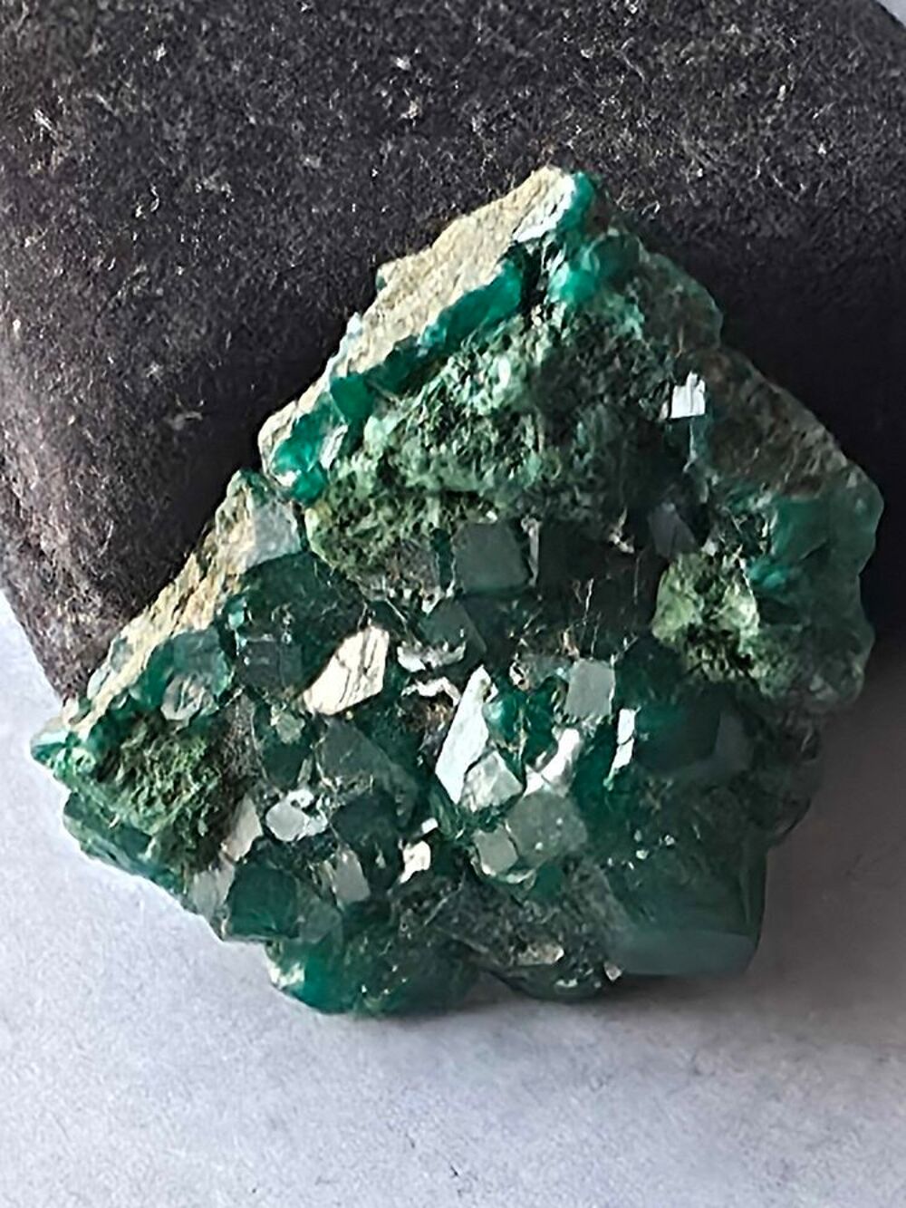 Dioptase Cristallis&eacute;e du Katanga (RDC)-Sp&eacute;cimen de Collection 