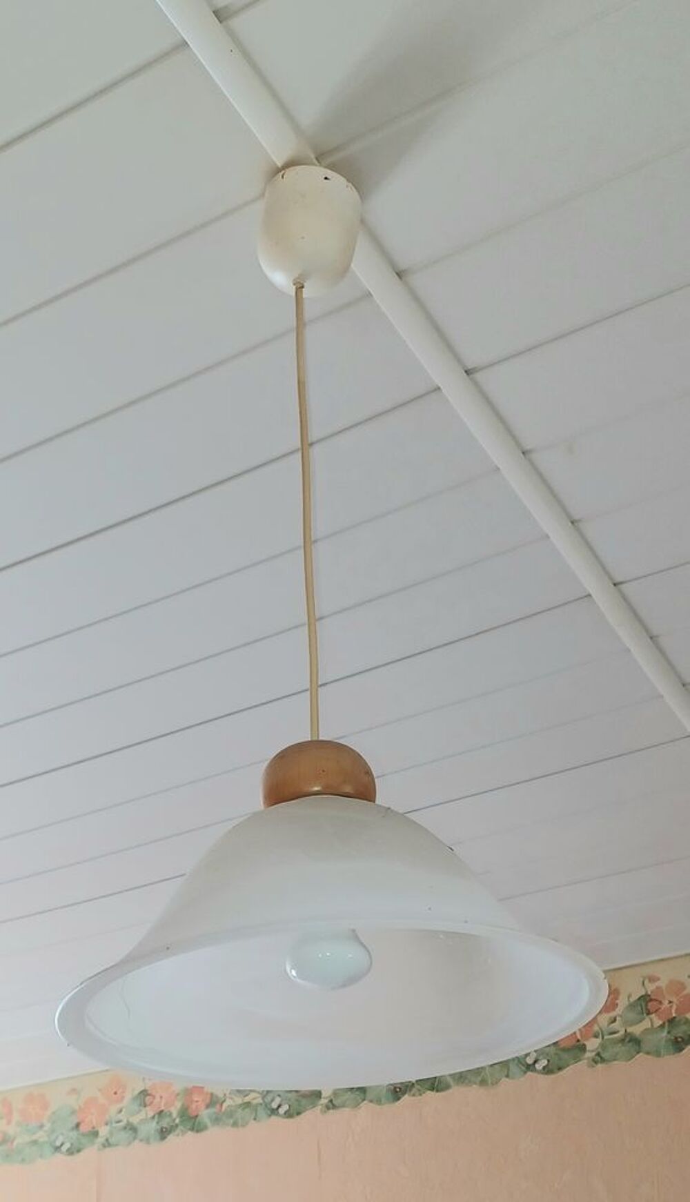 3 suspensions : opaline / verre et bois / m&eacute;tal Meubles