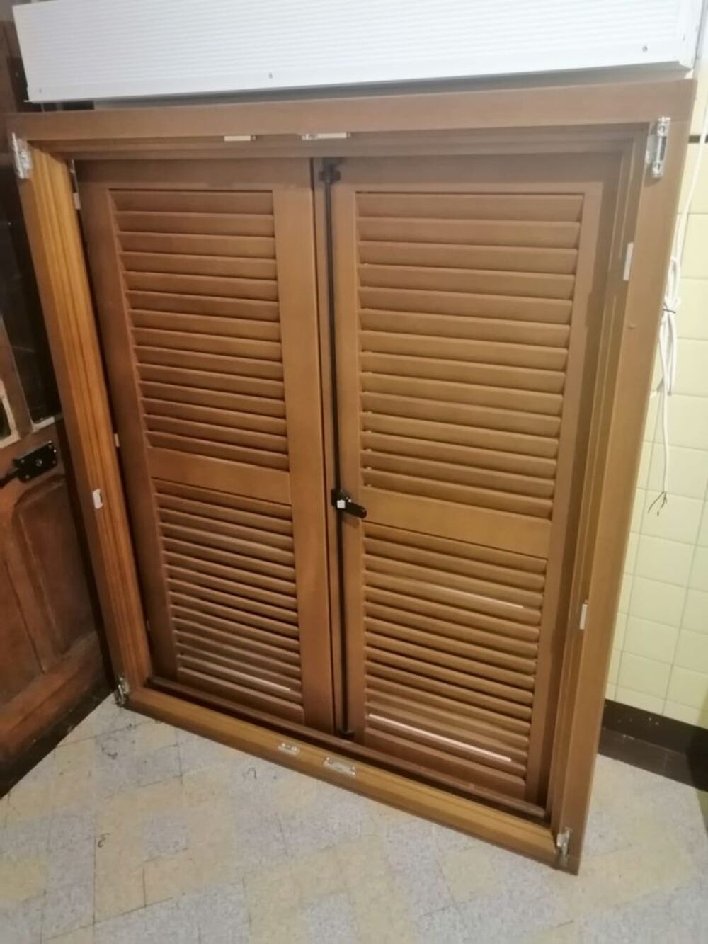 Fen&ecirc;tre en bois couleur ch&ecirc;ne. 
Meubles