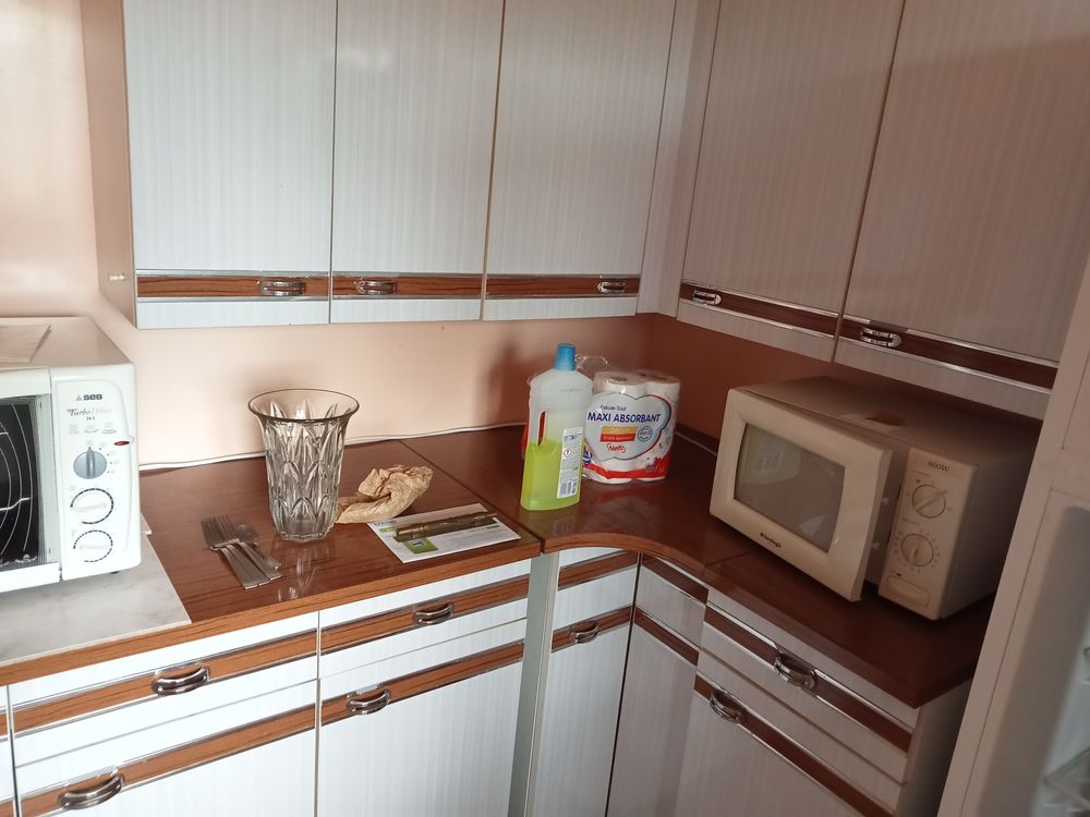 CUISINE EN FORMICA BLANCHE ET BORDURE ARGENT Meubles