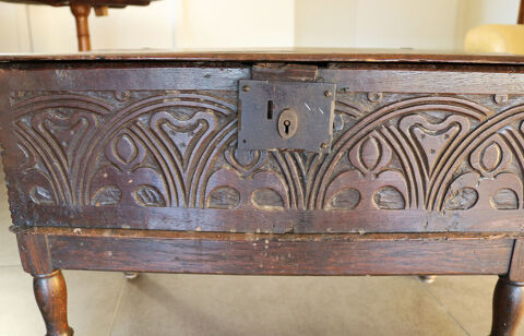 RARE, Coffre XVII�me, en ch�ne sculpt� 395 Fillinges (74)