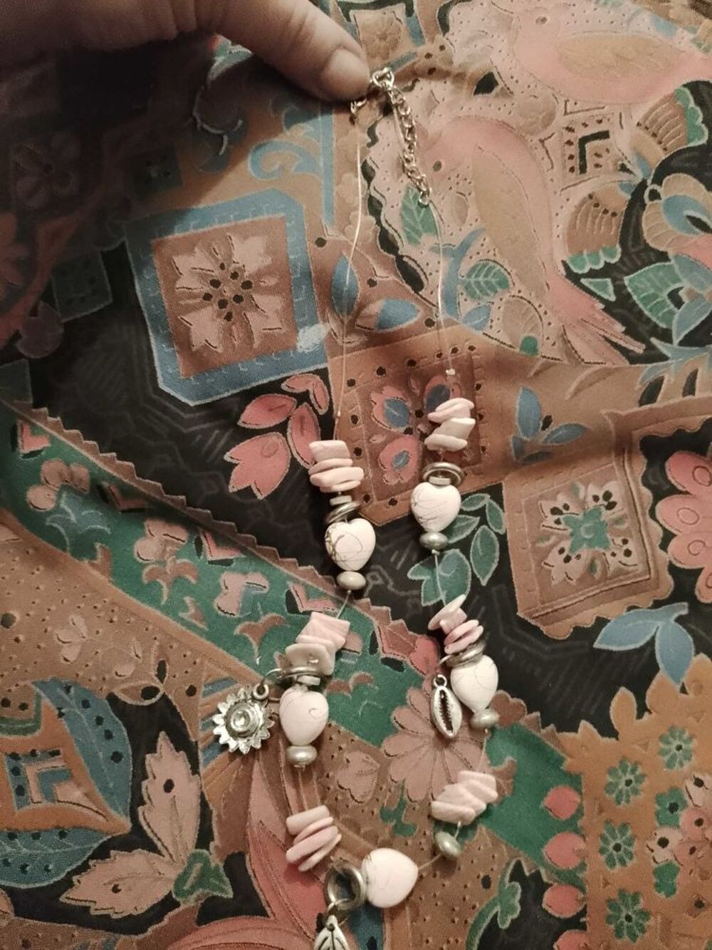 collier en perles en plastique roses sur m&eacute;tal argent&eacute; enfants. Bijoux et montres
