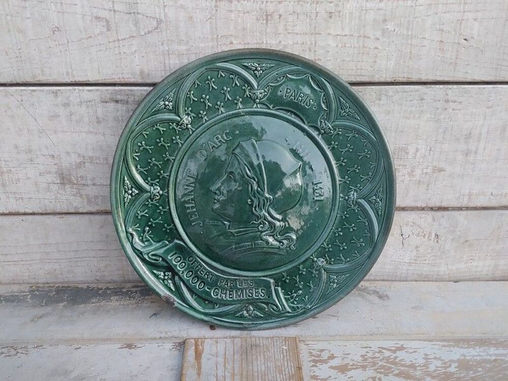 Ancien Plat Fa&iuml;ence Barbotine Publicitaire Jeanne d'Arc Décoration