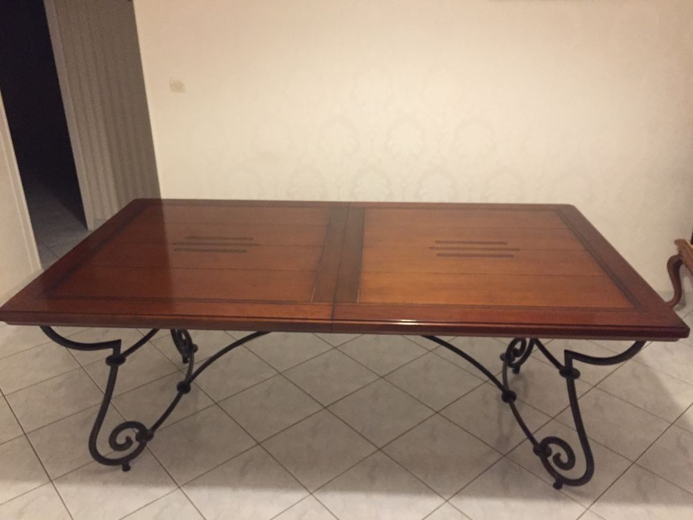 Table de salle &agrave; manger 
avec six chaises et coussins. Meubles