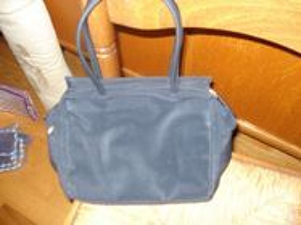 Sac a main ou fourre tout neuf noir
Maroquinerie