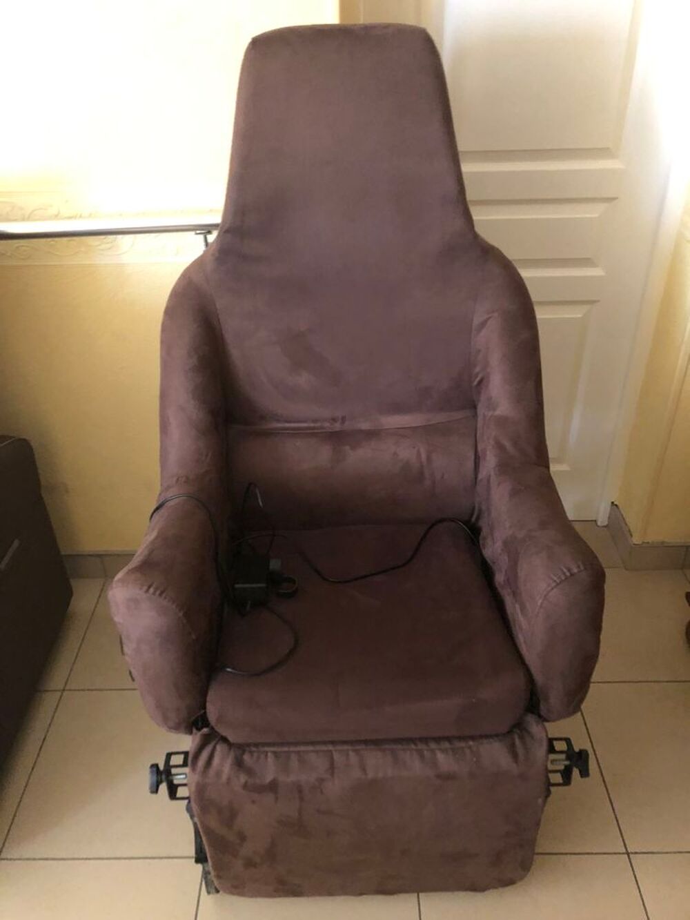 Fauteuil pour personne ag&eacute;e o&ugrave; handicap&eacute;e Meubles
