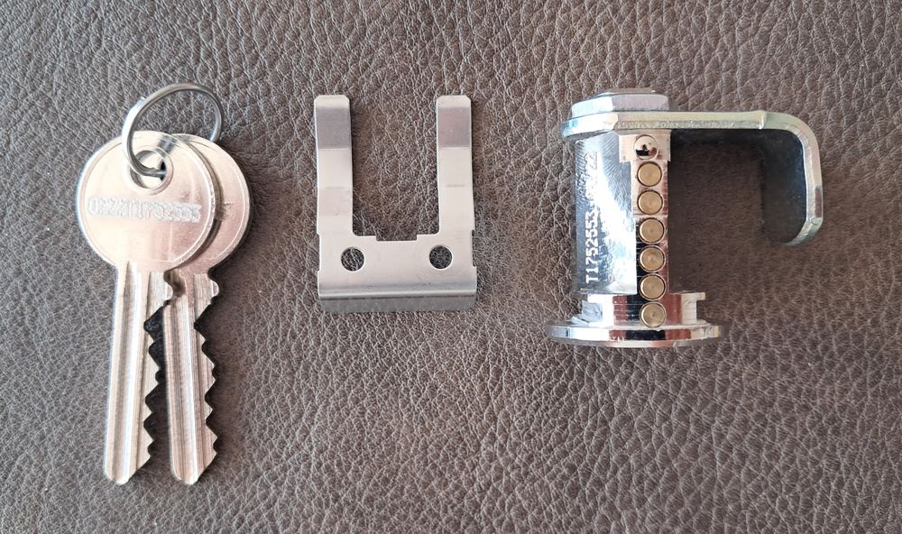 entr&eacute;e battant de bo&icirc;te aux lettres + porte nom + barillet 
Bricolage