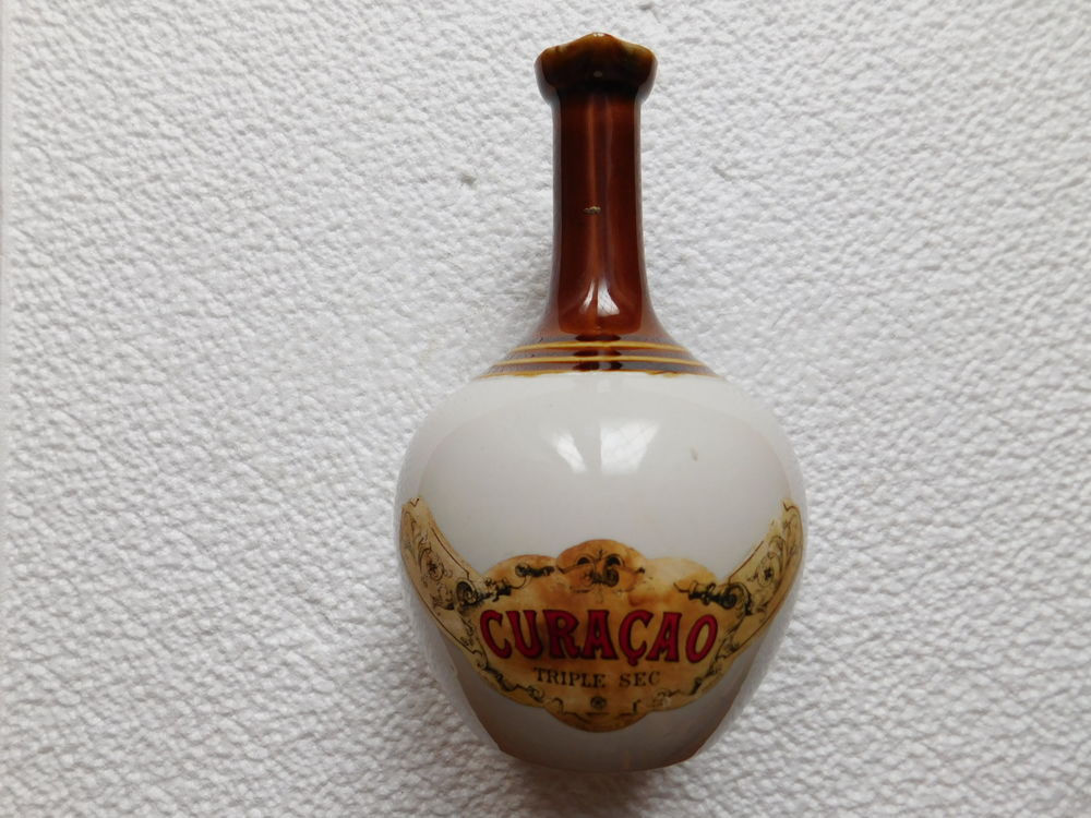 cruche en ceramique marron et blanche 