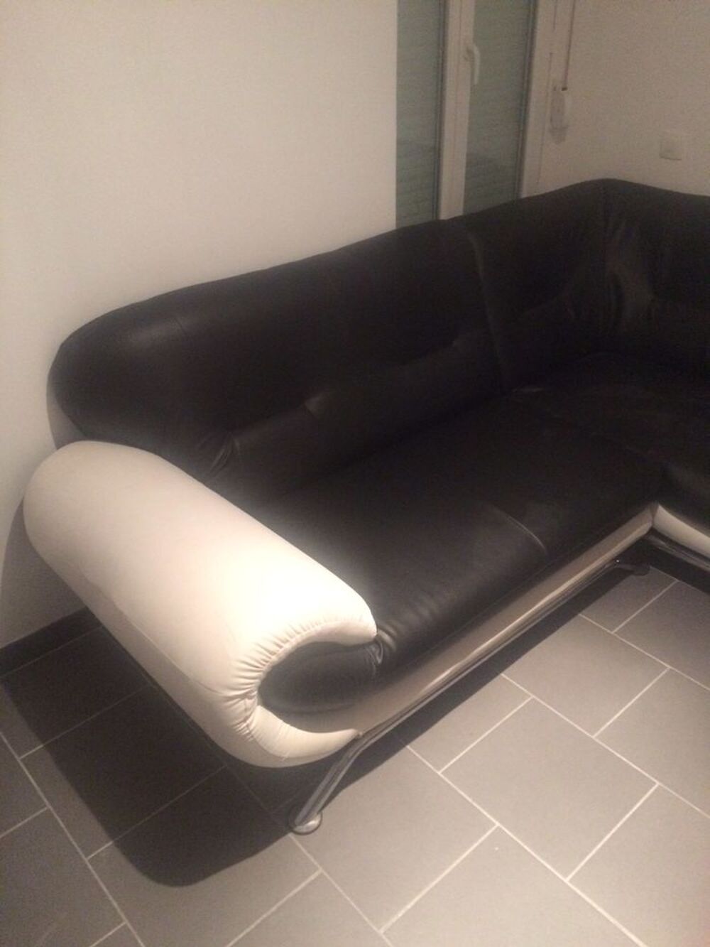 Canape d angle gauche en cuir noir et blanc Meubles