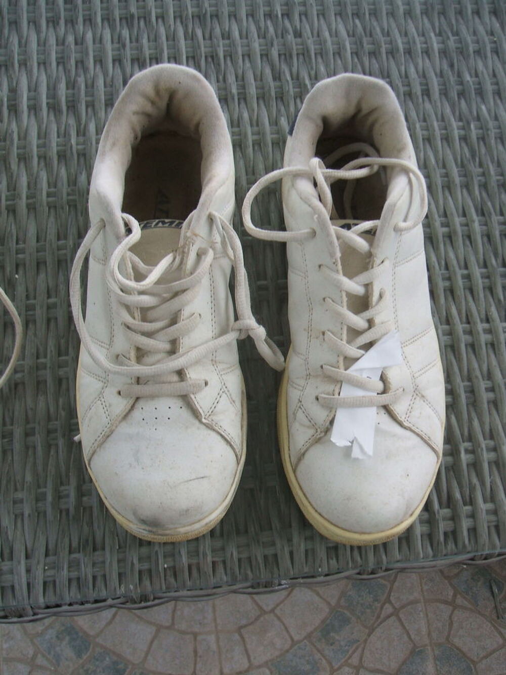 une paire de basket Chaussures