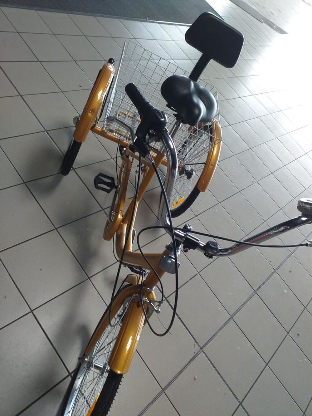 Tricycle adulte avec panier arri&egrave;re Vélos