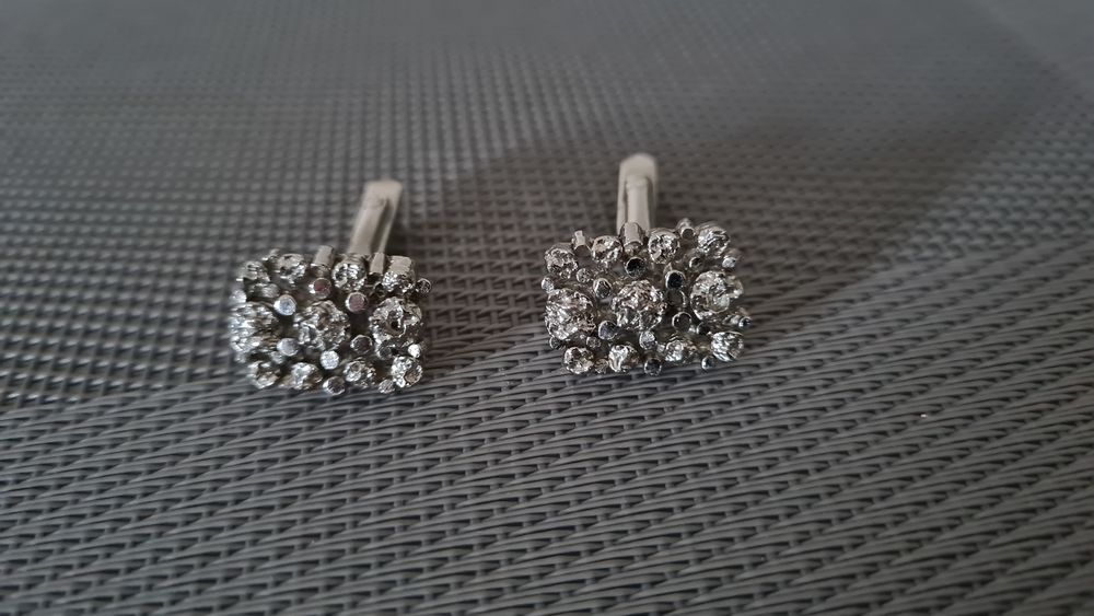 U ne paire de Boutons de manchettes Bijoux et montres