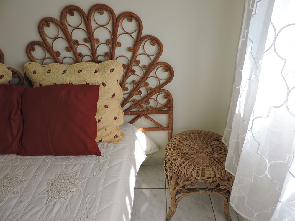 t&ecirc;te de lit en rotin et fauteuil assorti Meubles